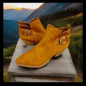 Woman’s Sam Edelman tan brown Neena leather pointed toe ankle boots side zip 10